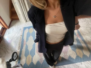 Marinblå kavaj  - En super elegant oversized mörkblå kavaj som är av 100% ull. 