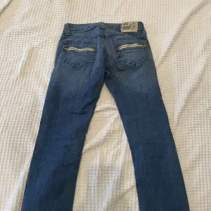Lågmidjade jeans från crocker med straight fit. Coola detaljer på baksidan. Storlek 27 i midjan. Passar mig som är 162 i längden. 