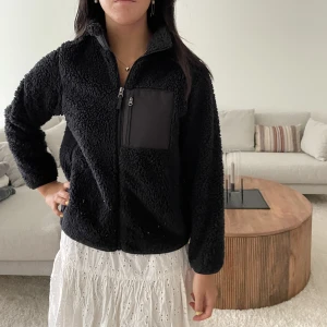 Svart fluffig kofta  - Svart fluffig kofta/jacka från uniqlo! 🖤 