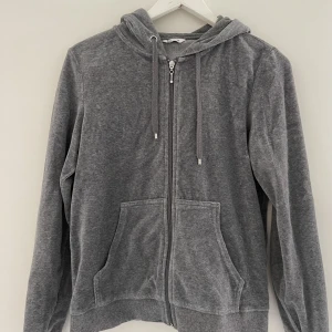 Grå zip tröja  - Grå zip up tröja från Cubus i storlek m men skulle säga att den passar en s också, använd fåtal gånger 