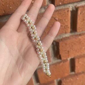 Armband med blommor - Säljer detta armband jag har gjort för 55kr inklusive frakt🩷🩷