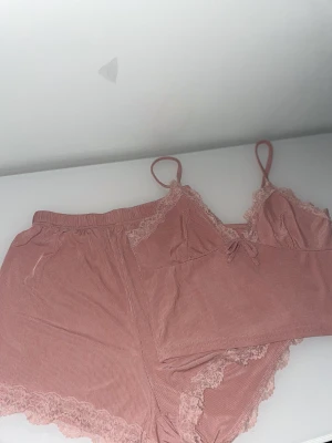 Rosa pyjamas, två delar  - Världens gulligaste pyjamas från SHEIN, det är rosa🩷 Används inte på grund av att det är för stort, trots att den är i storlek XS skulle jag säga att den passar bättre på en S eller en mindre M! Priset kan diskuteras vid snabb affär!