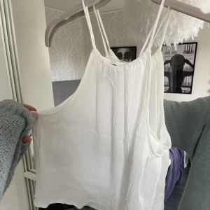 Vitt linne - Ett vitt fint & skönt linne från H&M. Strl 38. Säljer då de aldrig kommit till användning.  Köparen står för priset + frakten🖤