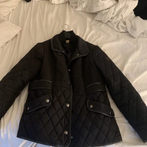 Michael kors jacka - En MK jacka. Svart snygg men säljer dö den är för stor. Storleken är L men känns som en M. En liten defekt bak i en söm gör nog lätt att fixa. Pris går och diskuteras💗