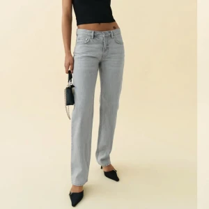 Jeans - Jeans från Gina tricot strl 40 modell low straight jeans, bra skick💗 fraktar mot köparens bekostnad samt möts upp stockholm.