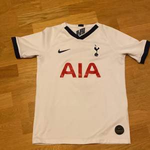 Tottenham tröja från säsongen 2019/2020 med Son 7, på ryggen. Skick på tröjan är ca 9/10 då den knappt är använd. Riktig då jag köpt den på Tottenham shoppen. Kontakta gärna för fler bilder! Nypris runt 900kr.