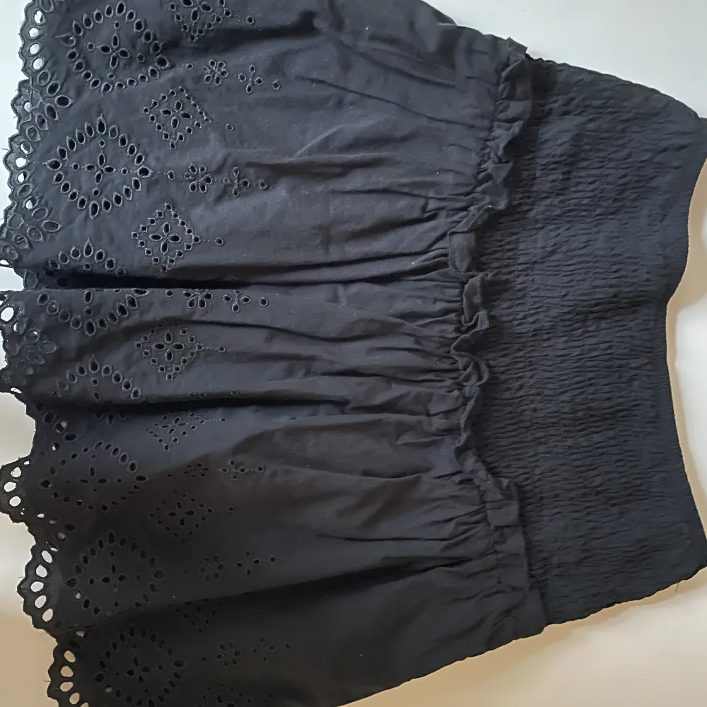 Säljer min svarta kjol från zara som inte går att få tag på längre. Inte använd mycket och inga slitningar eller annat.. Kjolar.