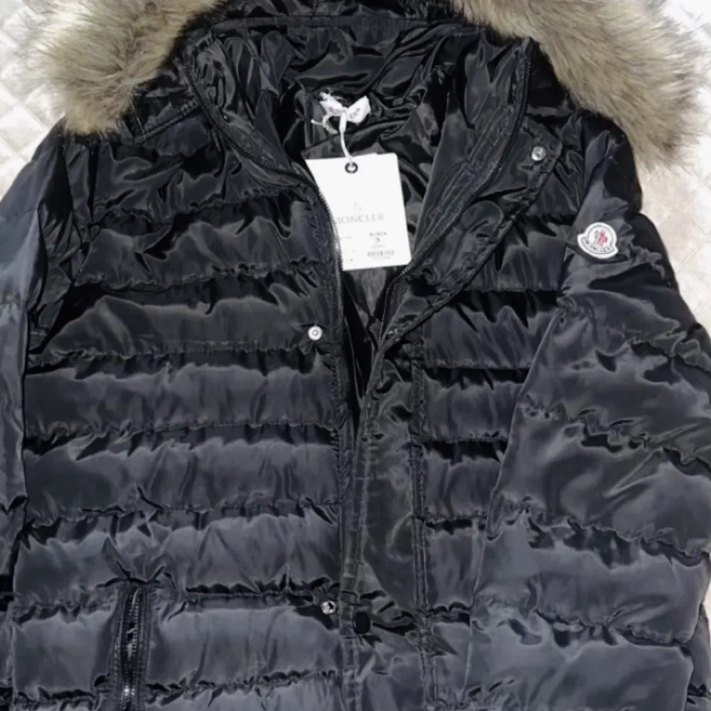Vinterpäls jacka helt ny är köpt för 1800kr a kopia och säljs billigt för endast 1000kr. Storlek S.. Jackor.