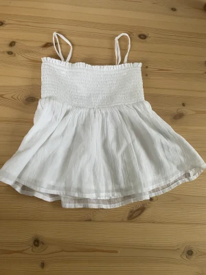 Oanvänd top Gina Young  - Jättesnygg top med avtagbara axelband. Kan även användas som kjol. Aldrig använd 