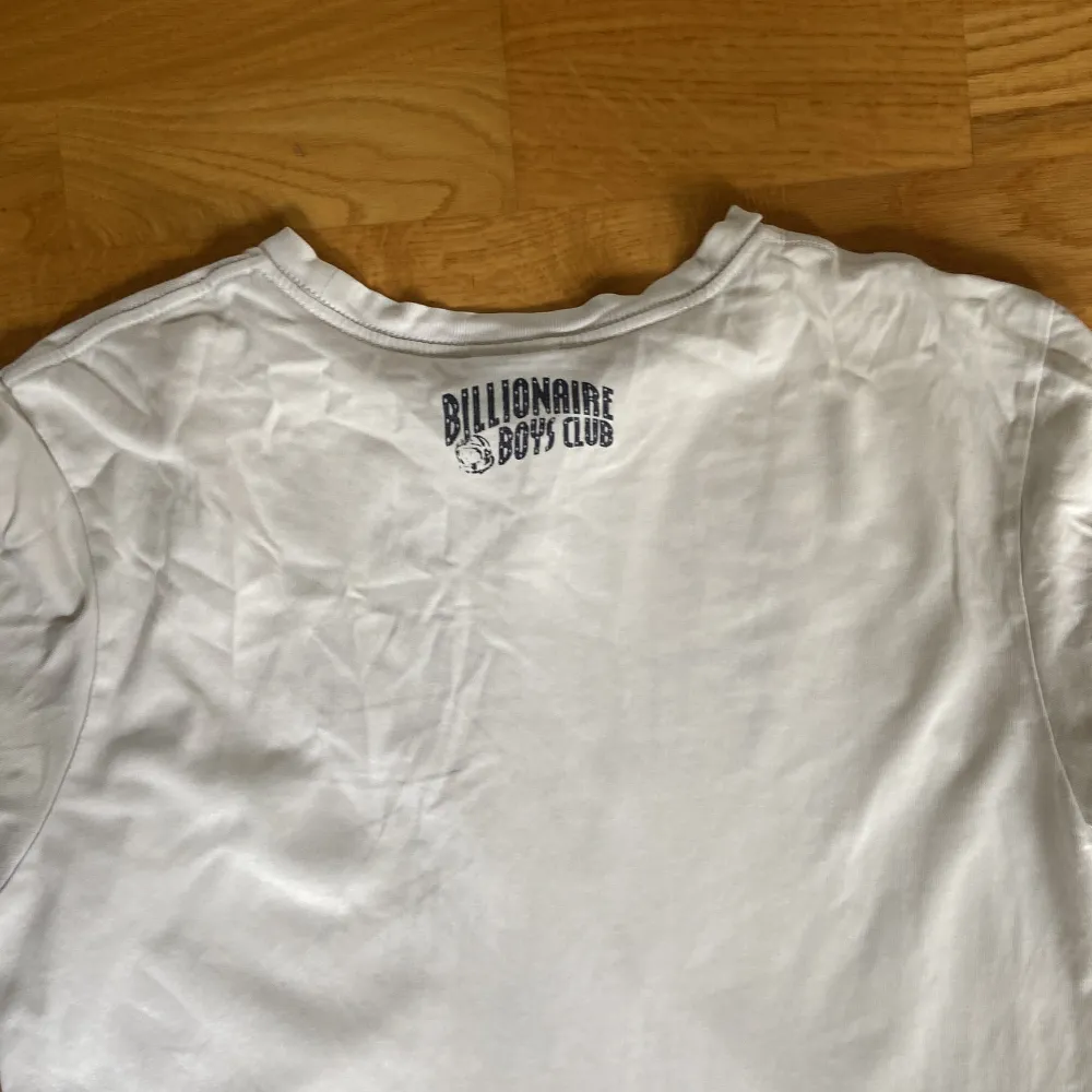 En riktigt fet billionaire boys club T-shirt som är i ett använt men bra skick. Passar storlek medium.. T-shirts.