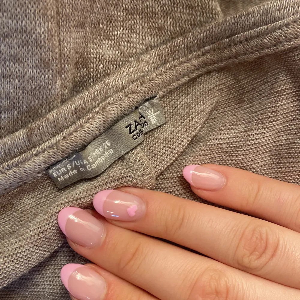 En grå-beige tröja från Zara med söta volanger på ärmarna. Storlek S och sparsamt använd 😊Pris går att diskutera! 🩷. Toppar.