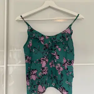 Grönt/blommigt linne från Gina tricot💚💜