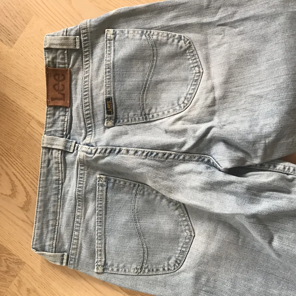 Köpte på Sellpy men va tyvärr för stora, så fina Lee jeans i storlek 32-33 , midjemått: 80cm Pris går alltid att diskutera💕💕. Jeans & Byxor.