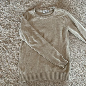Stickad tröja från VILA - Säljer en jättefin stickad tröja från Vila som är väldigt populär i strl xs i beige. Tycker den är i bra skick! :P Köpt för 280kr 🙌🏽💗