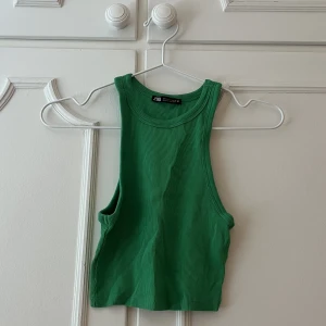 ZARA grön topp  - Använd någon enstaka gång. Croppad modell i ribbat material från ZARA 