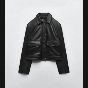 Zara jacka - Jacka i skinnimitation. Aldrig använd, lapparna kvar. Köpt sommaren 2023.