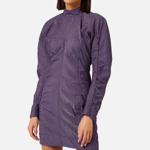 Lila ganniklänning  - Supercool lila klänning från Ganni! I nyskick, endast använd vid två tillfällen. Storlek 40 (Ganni-liten i storlek, jag är normalt sätt en storlek 38 och passar mig). 