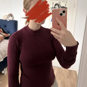 Vinröd tröja  - Vinröd stickad tröja från bikbok. Storlek M men liten i storlek så skulle säga XS-S