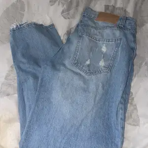 Snygga jeans från new yorker som framhäver former men ändå sitter löst. Säljer dem för 200kr. Dem är i storlek M men passar även S.