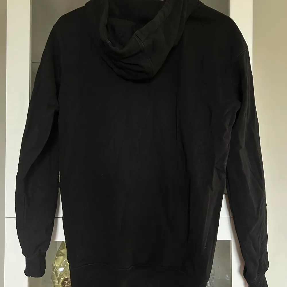 En svart fila hoodie med huva Sparsamt använd Storlek XS. Tröjor & Koftor.