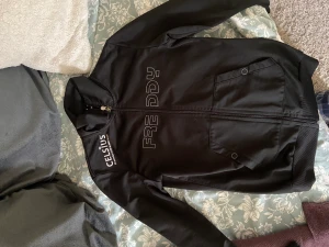 Freddytröja med celcius  - Supersnygg Freddy kofta med tryck från celcius! Bra skick storlek mellan XS- XXS  För liten för mej som är runt M.