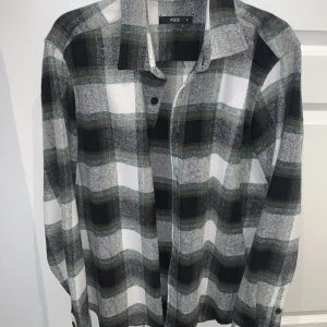 Overshirt - Snygg Overshirt i en rutig Grön, grå färg. Ej använd. 