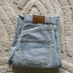 Säljer dessa jeans från GinaTricot i en rakare modell, Idun jeans. Jeansen är i storlek 34 men är en aning stora i modellen så passar 36/S lika bra. 