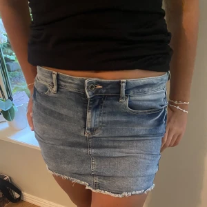 Jeanskjol - Så fin jeanskjol som inte kommer till användning💕💕 Man kan bära kjolen highwaist, midwaist och lowaist pga strechten!! Jag bär kjolen lowaist🙌
