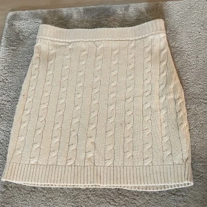 Kjol  - Säljer denna kjolen från monki i storlek s. Väldigt fin påvisa på sommaren men även på hösten. Använd typ 3 gånger. Skriv vid intresse!🫶🏻