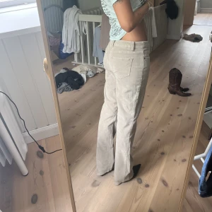 Manchester byxor - Snyggaste beiga manchester jeans, köpta secondhand😍 motsvarar en s/m ungefär