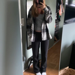 Skjortjacka - Säljer min skjortjacka från gina som är perfekt till hösten. Storlek xs men den är lite oversized. Säljer för 100.