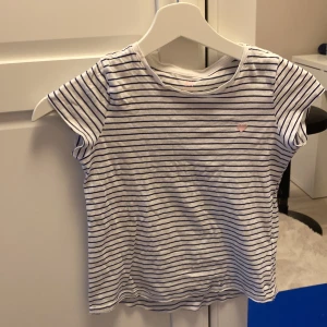 T-shirt - En gullig svart och vit randig t-shirtperfa  nu till skolan