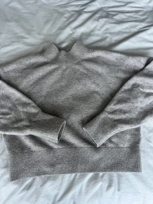 Stickad tröja  - Super fin stickad tröja som är lite noppig men det syns knappt! Den är från & other stories❤️