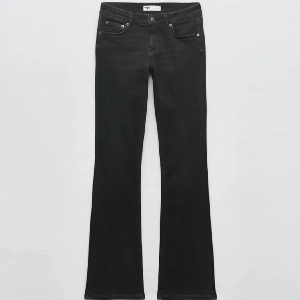 Säljer dessa populära zara jeans som är helt slutsålda!💓aldrig använda! . Jeans & Byxor.