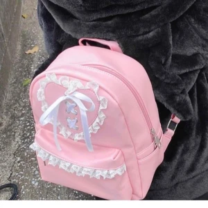 Rojita - ryggsäck  - Rosa Ryggsäck från det japanska märket Rojita. Ryggsäcken var en del av deras happy bag vid nyårsskiftet 2023. Säljs då den helt enkelt inte används, i nyskick!