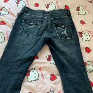 Jeans med fina detaljer på fickorna. Lappen på byxorna säger storlek 44 men jag skulle säga att den passar 40/42 mer. 