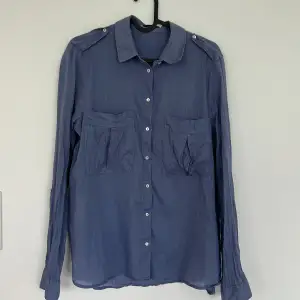 Superfin blå skjorta i tunnt material från Mango💙💙 Storlek M men slimfit, passar både XS-S om man vill ha mer oversize!  50kr + frakt