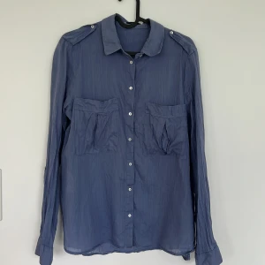 Blå skjorta Mango - Superfin blå skjorta i tunnt material från Mango💙💙 Storlek M men slimfit, passar både XS-S om man vill ha mer oversize!  50kr + frakt