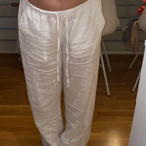 Linnebyxor - Säljer mina linnebyxor som bara är använda några fåtal gånger. Skriv till mig om du har några frågor eller vill ha fler bilder❤️😊
