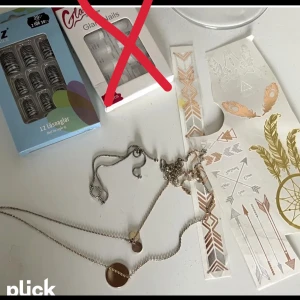 paket med saker  - Säljer detta bestående av:  2 paket med lösnaglar Låtsas - tatueringar  Ett gulligt halsband  Ett silvrigt armband  Säljer allt för 30 kr. Om ni vill köpa något separat, ta kontakt med mig 🩵
