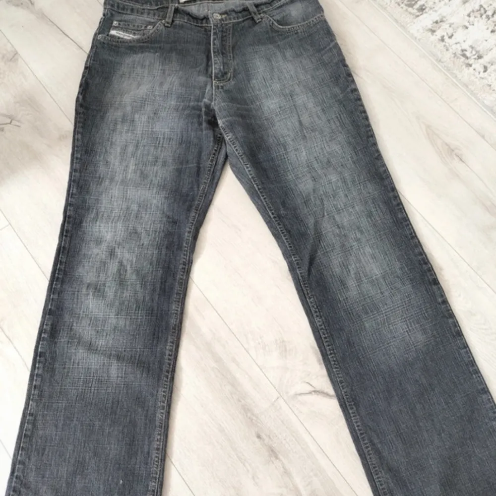 Snygga Grå diesel jeans. Är 184 cm och de är i väldigt bra skick. Fler bilder och mått kan skickas.. Jeans & Byxor.