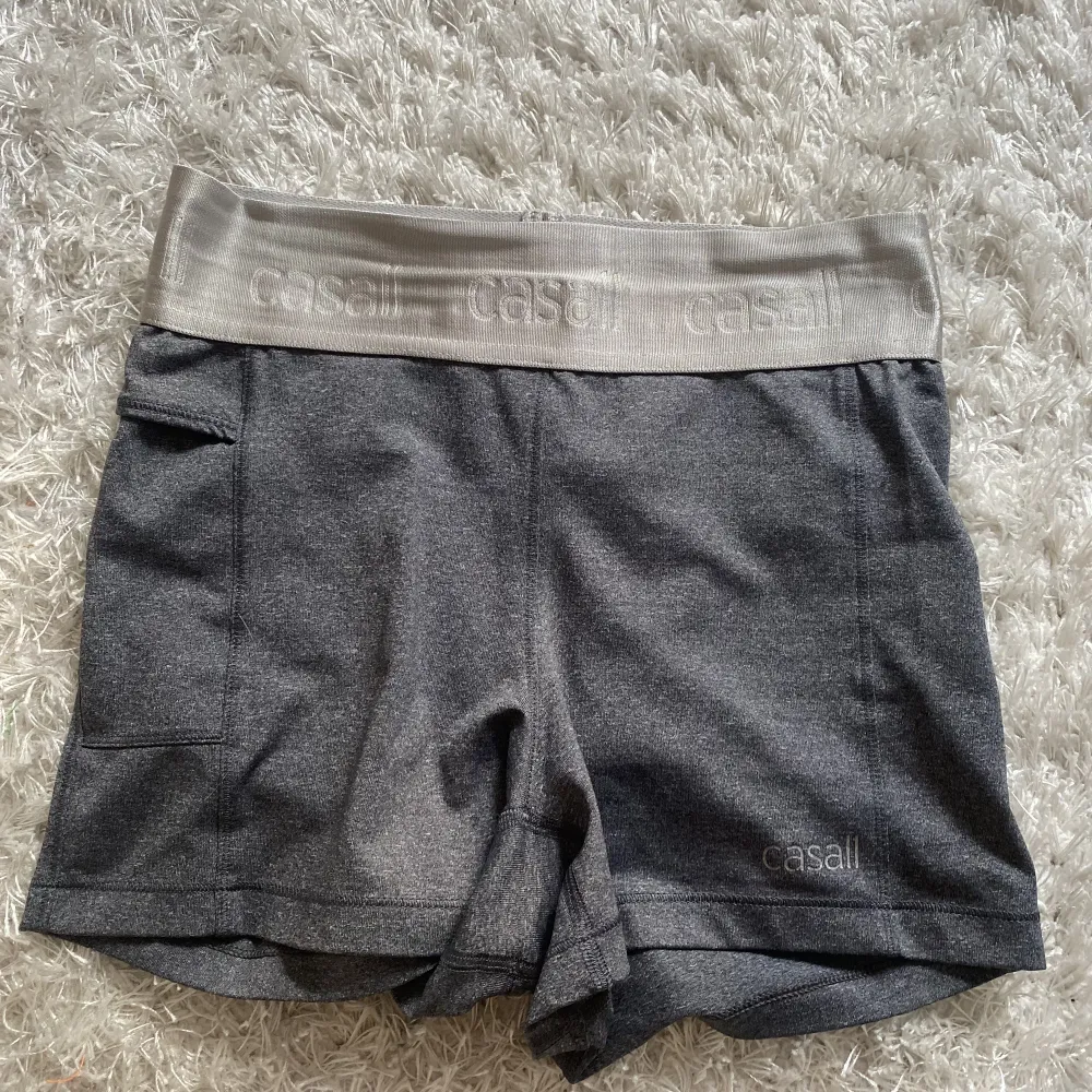 As snygga grå/silvriga hotpants som knappt är använda så i nyskick! . Shorts.