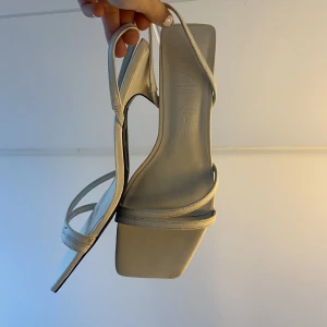 klackskor  - Superfina klackar från mango endast använda en gång ute, stl.38💕