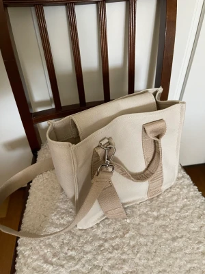 Beige handväska  - Beige handväska från Zara, handtag och axelrem finns till den. 