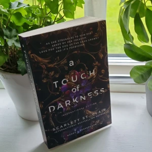 A Touch of Darkness🖤🥀 - Säljer Scarelett St. Clairs "A Touch of Darkness"🖤🥀  Endast läst en gång och har inga skavanker! 😎🔥