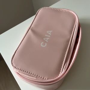 Small organizer Caia - Säljer en small organizer ifrån Caia knappt använd! Storleken är 19x11x5cm 