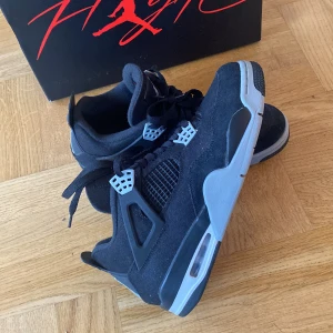 Jordan 4 Black Canvas - Tja! säljer ett par jordan 4or black canvas Bara använda runt tre gånger inga större slitningar förutom att Jordan logan är delvis bortskrapad från sulan, inga av stjärnorna på undersidan av skon är bortskrapade. Box Finns. Skriv om du har fler frågor!