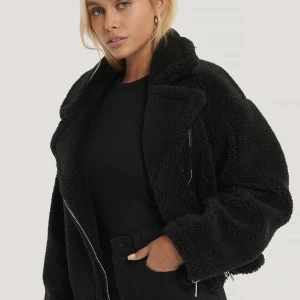 Teddyjacka  - Svart teddyjacka i storlek 34 från NA-KD. Använd fåtal gånger därav fint skick!💛(priset går alltid att diskutera)