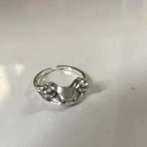 Silverring  - Silverring i zinc legering som har diametern 1,7 cm. Det går att lösa samfrakt. Köp gärna med köp nu!