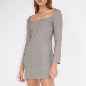 Zara klänning  - Säljer denna fina klänning från zara tyvärr för liten för mig. Storlek S  